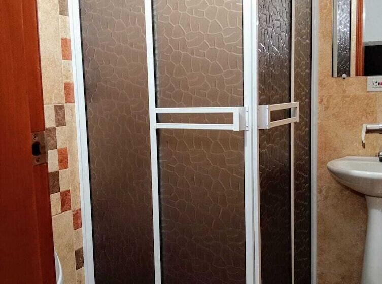 חדר משפחתי, Angel Maria