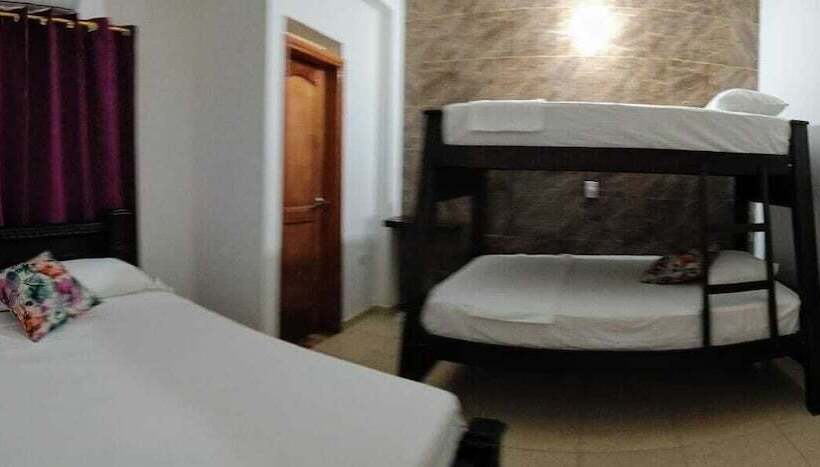 חדר משפחתי, Angel Maria