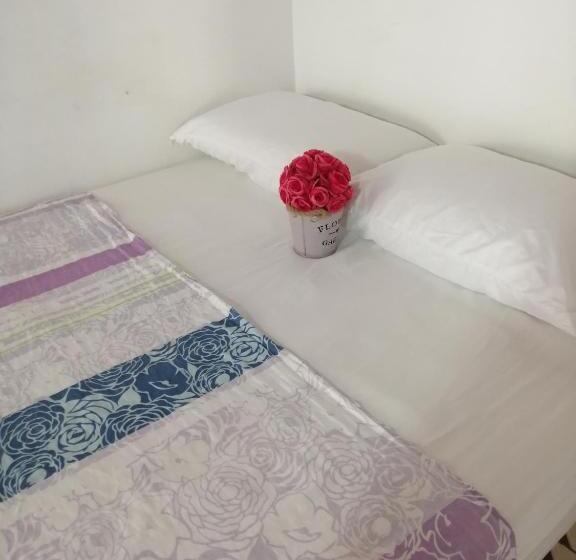 اتاق ساده سه‌ نفره, Hostal Buena Vida