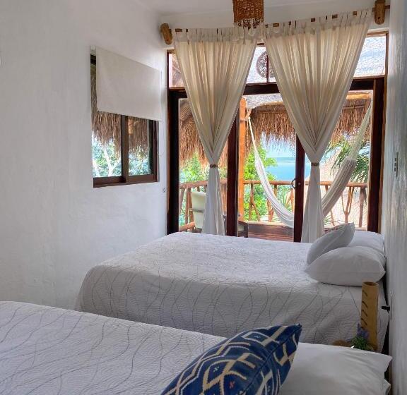 اتاق استاندارد سه تخته با بالکن, Xcabal Hotel Boutique