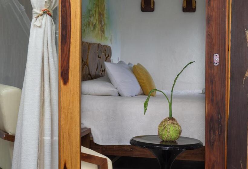 اتاق استاندارد سه تخته با بالکن, Xcabal Hotel Boutique