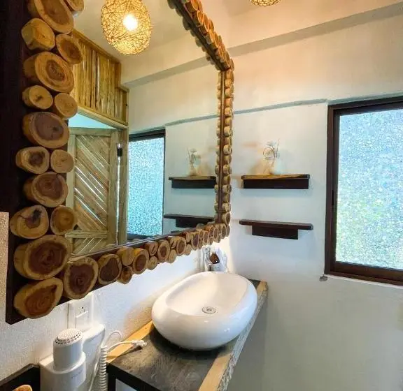 اتاق لوکس با بالکن و چشم‌انداز دریا, Xcabal Hotel Boutique