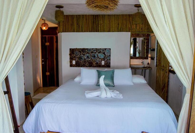 اتاق لوکس با بالکن و چشم‌انداز دریا, Xcabal Hotel Boutique