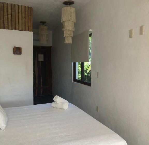 اتاق استاندارد سه تخته با بالکن, Xcabal Hotel Boutique