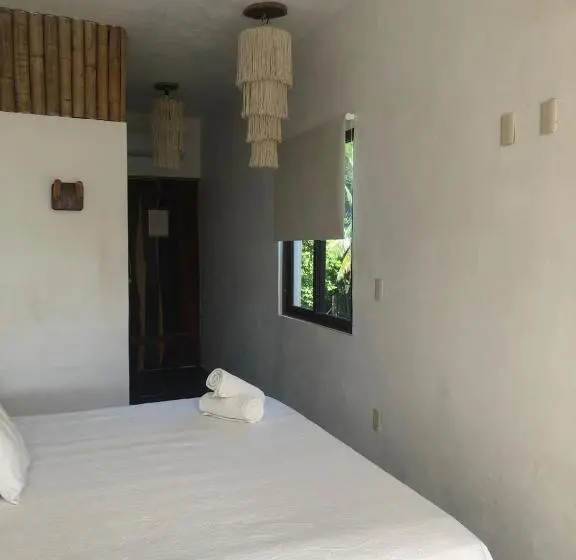 اتاق استاندارد سه تخته با بالکن, Xcabal Hotel Boutique
