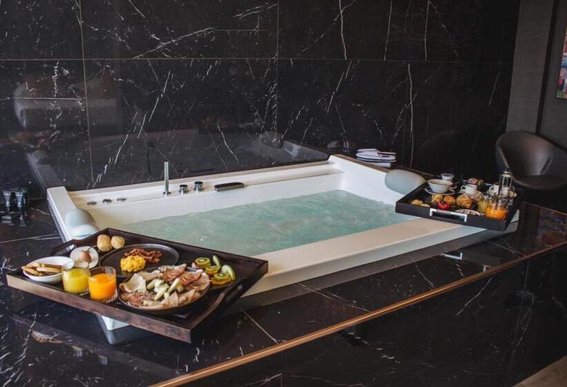 מיטת קינג בסוויטה, & Resort Tre Fontane Luxury