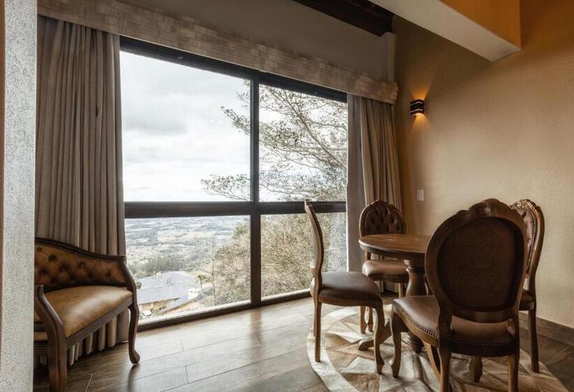 بنجلو عائلى, Discovery Canyon