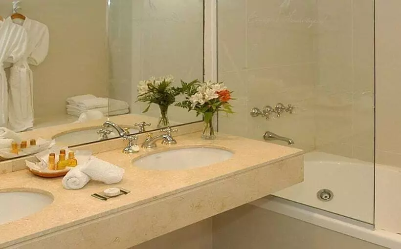 اتاق سوپریور سه تخته, Cacique Inacayal Lake Hotel & Spa