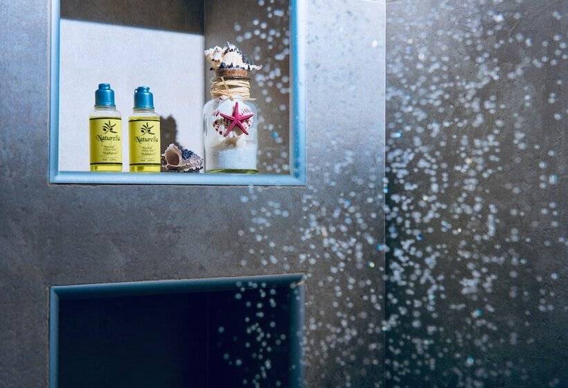 جناح جونيور مطلّ علي البحر, Creta Blue Boutique