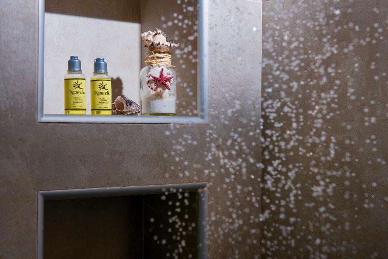 جناح جونيور مطل على الحديقة, Creta Blue Boutique