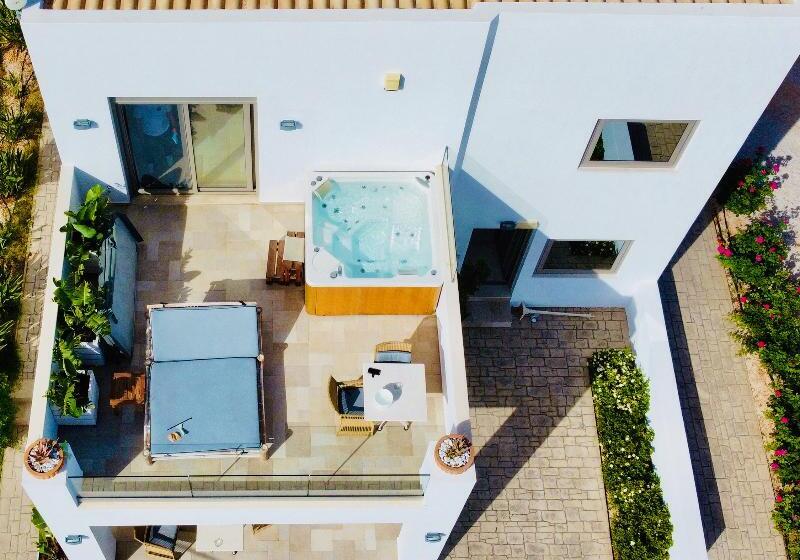 سوئیت با وان آب گرم, Creta Blue Boutique