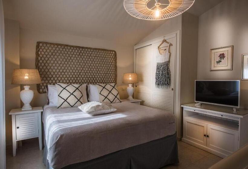 سوئیت اجرایی با چشم‌انداز باغ, Creta Blue Boutique