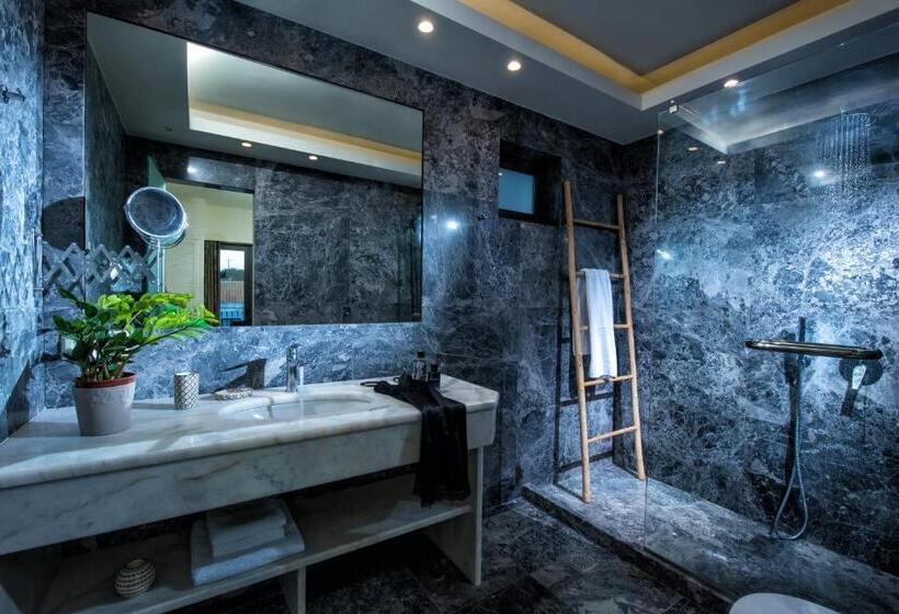 سوئیت با وان آب گرم, Creta Blue Boutique