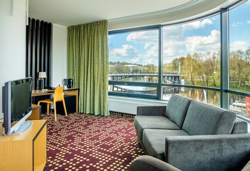 سوئیت با چشم‌انداز رودخانه, Dorpat