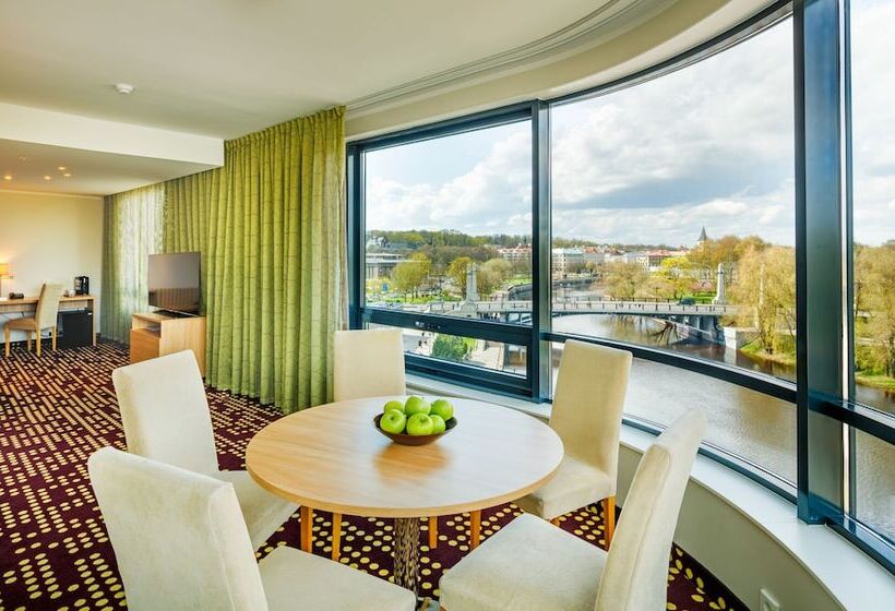 سوئیت با چشم‌انداز رودخانه, Dorpat