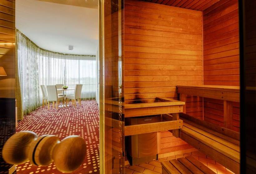 سوئیت با چشم‌انداز رودخانه, Dorpat