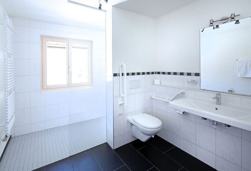 اتاق خانوادگی, Turna Malbun