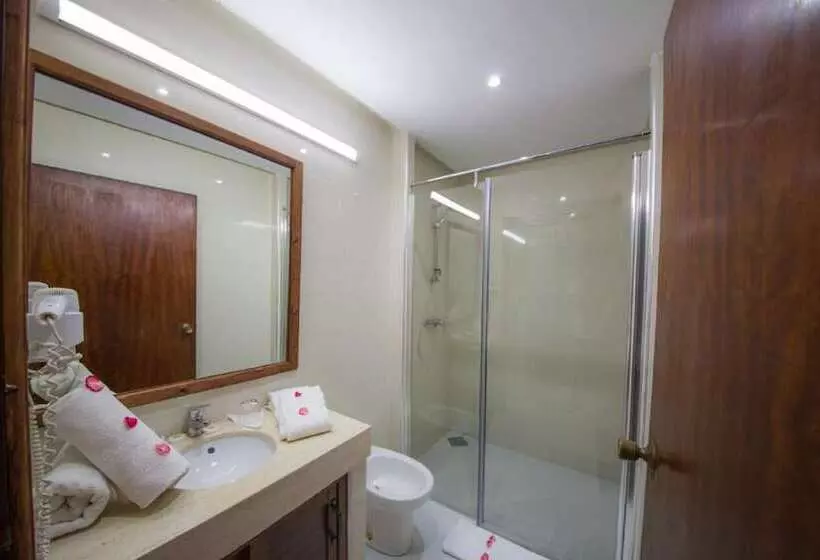 اتاق استاندارد سه نفره, Hôtel Des Iles