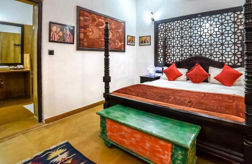 Люкс, Heritage House