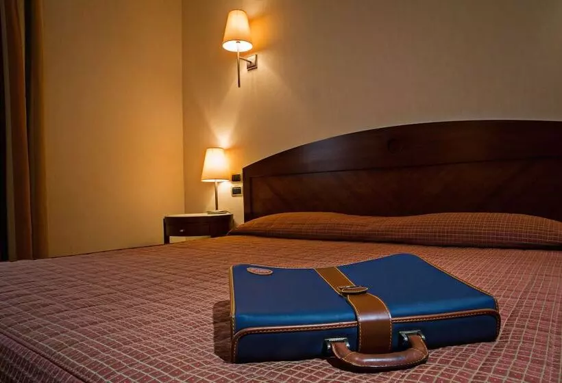 اتاق ساده سه‌ نفره, Grand Hotel Paestum