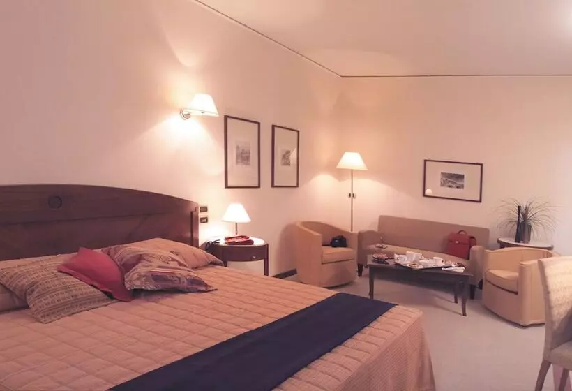 اتاق ساده سه‌ نفره, Grand Hotel Paestum