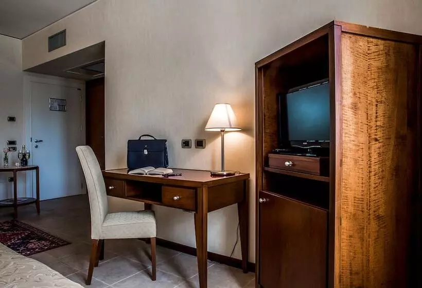 اتاق لوکس سه تخته, Grand Hotel Paestum