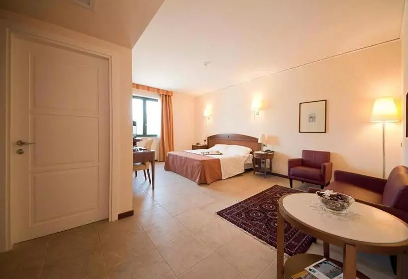اتاق ساده سه‌ نفره, Grand Hotel Paestum