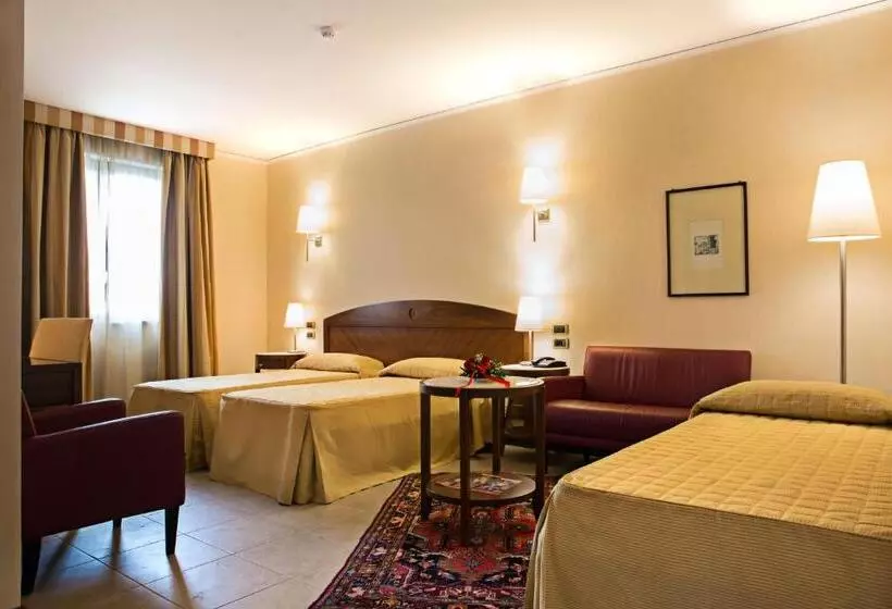 اتاق ساده سه‌ نفره, Grand Hotel Paestum