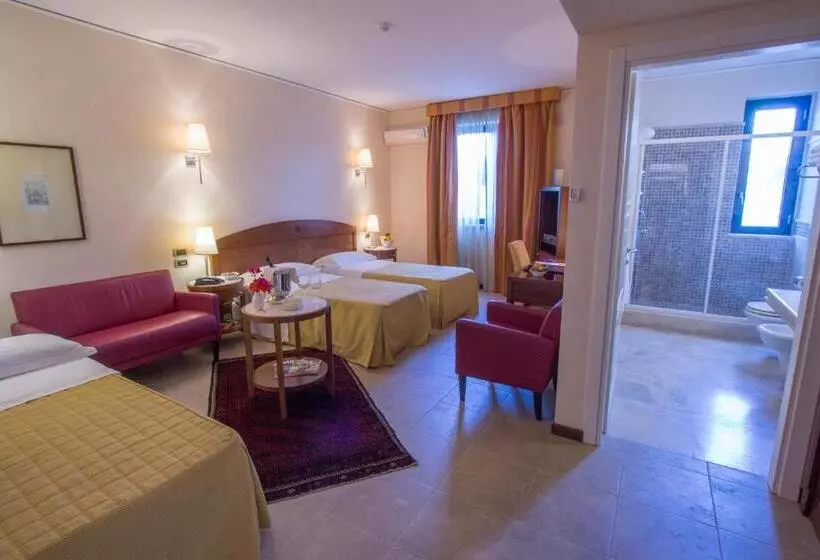 اتاق ساده سه‌ نفره, Grand Hotel Paestum