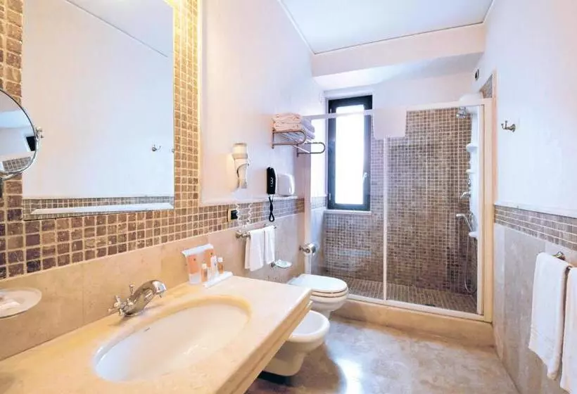 اتاق ساده سه‌ نفره, Grand Hotel Paestum