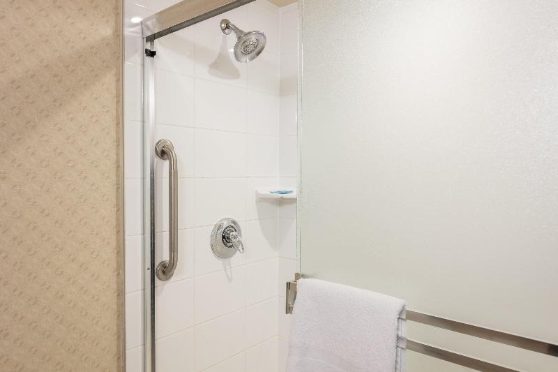 キングサイズベッドのスタンダードルーム, Holiday Inn Express & Suites Riverport Richmond, An Ihg