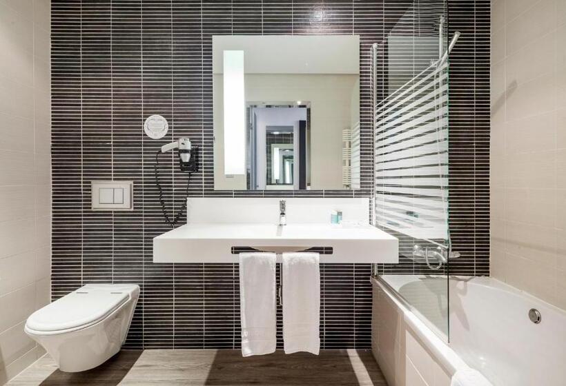 Pokój Standard Trzyosobowy, Ilunion Atrium