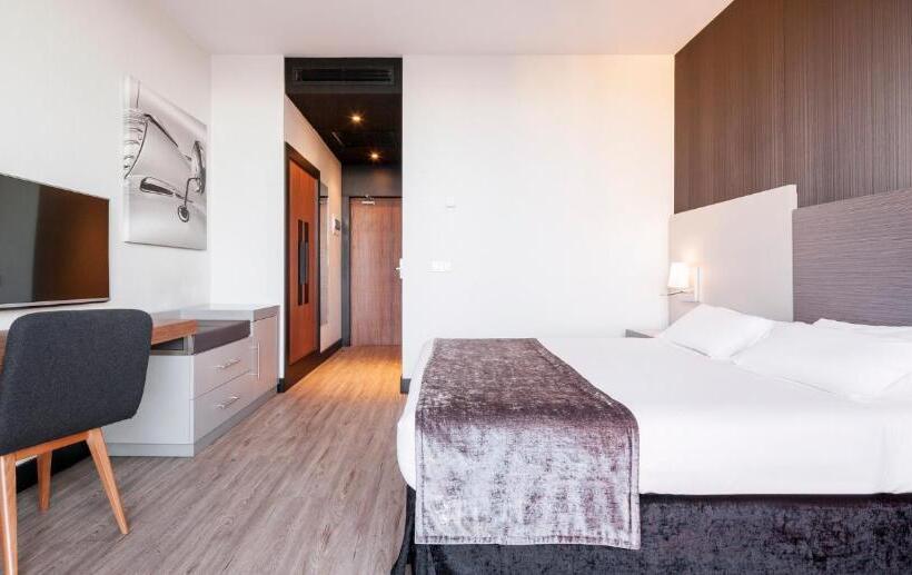 Pokój Standard Trzyosobowy, Ilunion Atrium