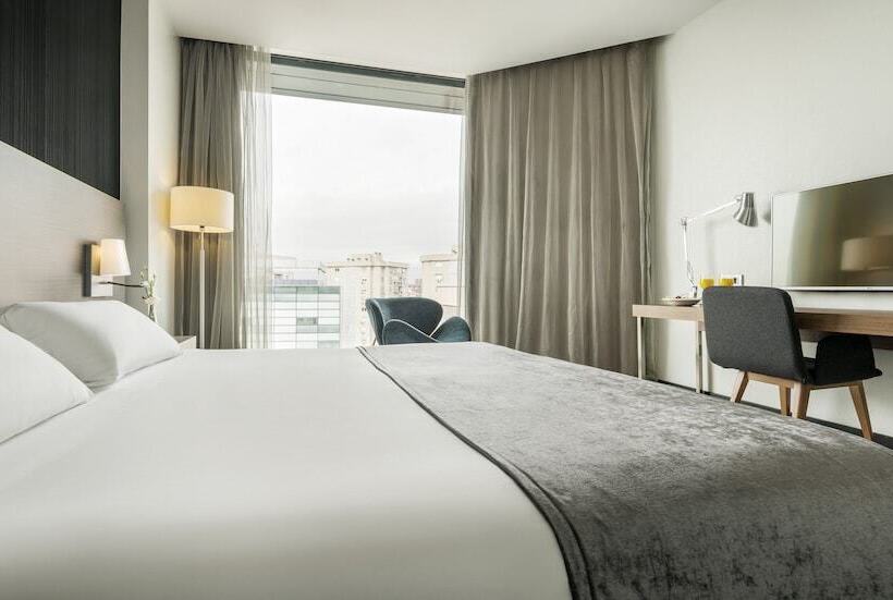 Pokój Standard Trzyosobowy, Ilunion Atrium