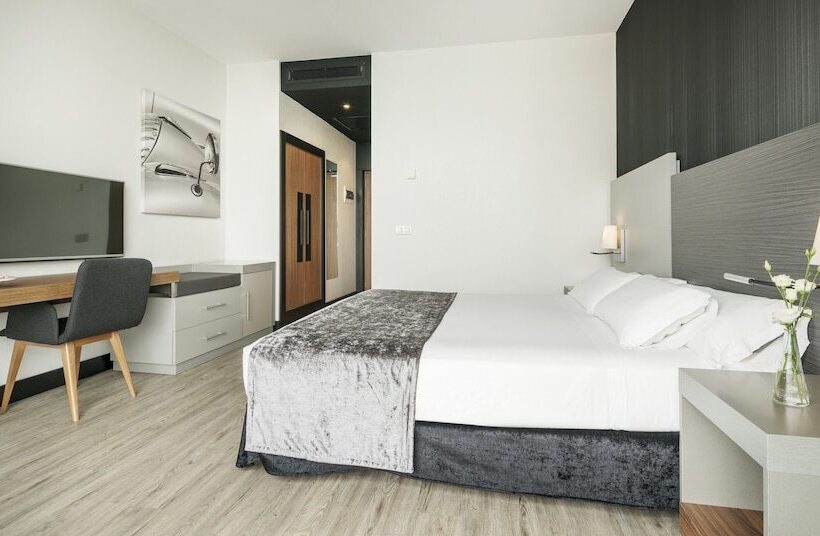 Pokój Standard Trzyosobowy, Ilunion Atrium