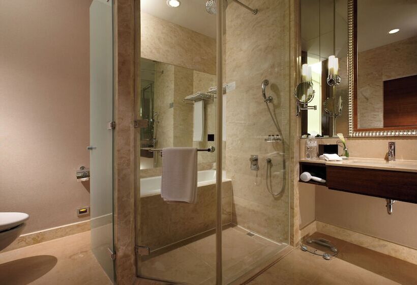 اتاق لوکس چهار تخته, Miramar Garden Taipei