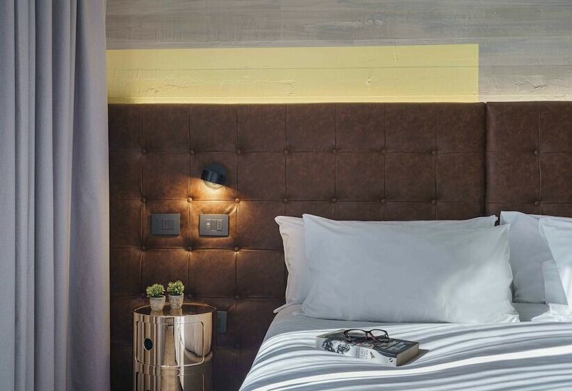 جناح جونيور, Pullman Santiago El Bosque