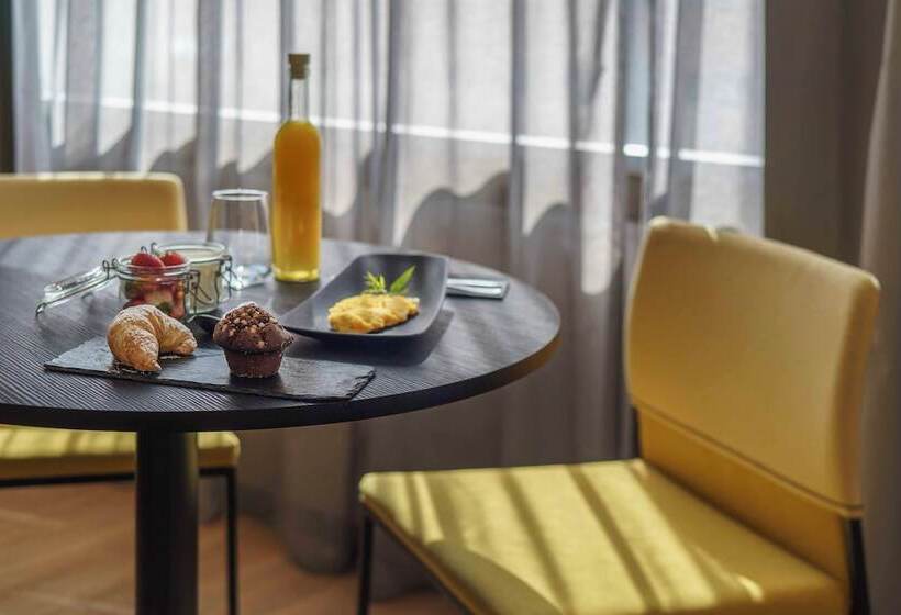 جناح جونيور, Pullman Santiago El Bosque