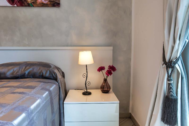 Economy Studio, Residencia Del Paseo