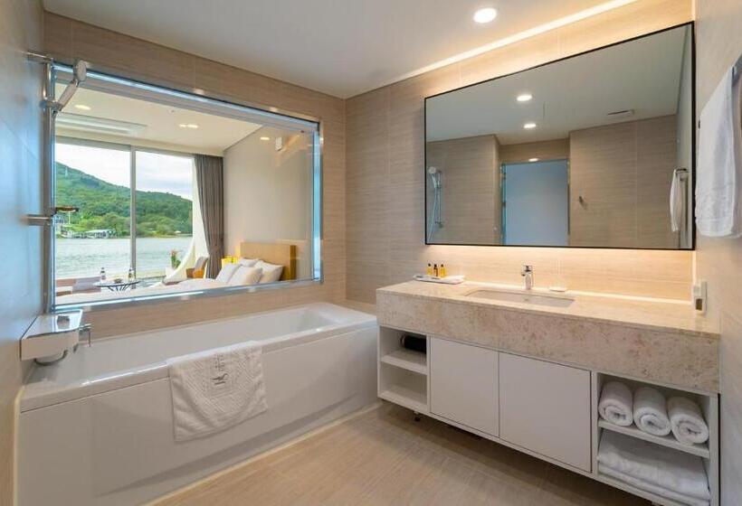 اتاق استاندارد با چشم‌انداز دریاچه, Gapyeong Hotel Suiteian
