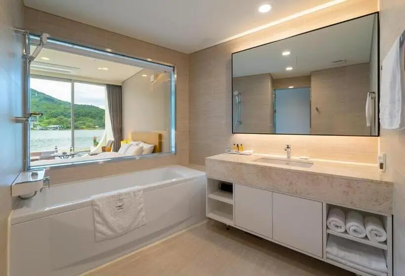 اتاق استاندارد با چشم‌انداز دریاچه, Gapyeong Hotel Suiteian