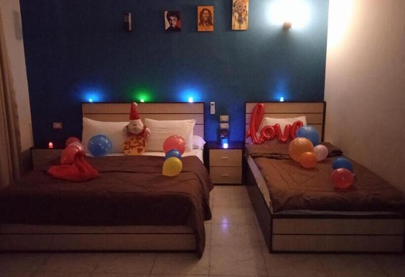 اتاق خانوادگی, New Hostgram