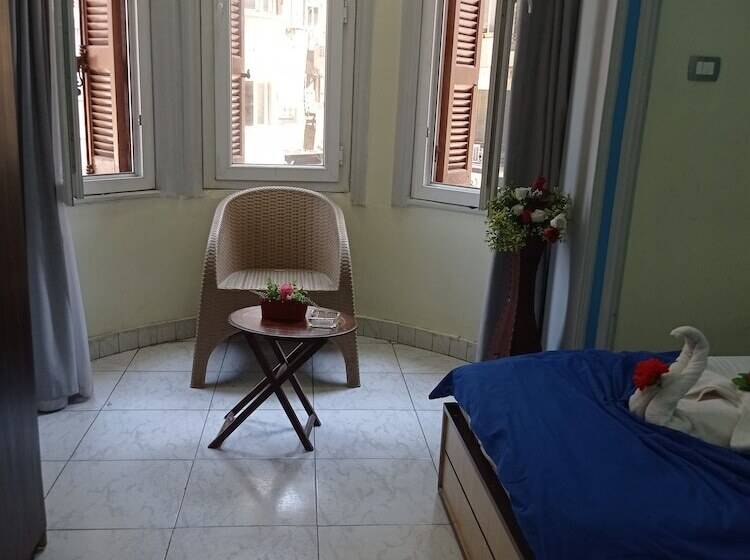 اتاق لوکس با چشمانداز شهر, New Hostgram