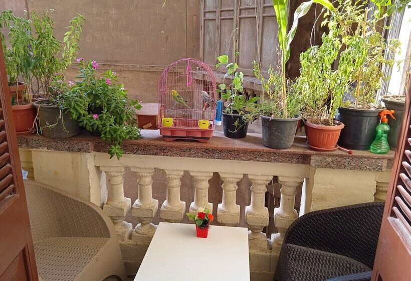 اتاق خانوادگی, New Hostgram