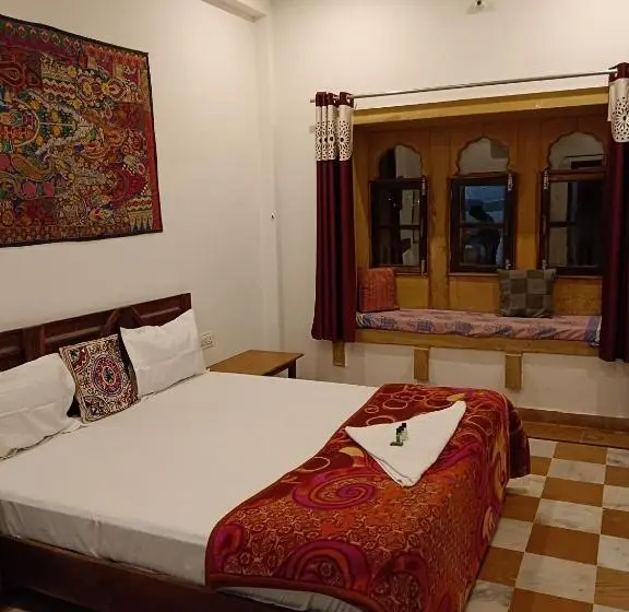 キングサイズベッドのデラックスルーム, Pushkar Golden Haveli