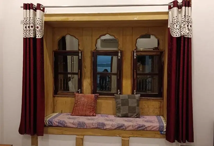 キングサイズベッドのデラックスルーム, Pushkar Golden Haveli