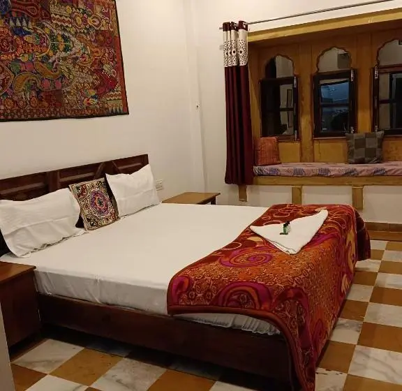 キングサイズベッドのデラックスルーム, Pushkar Golden Haveli