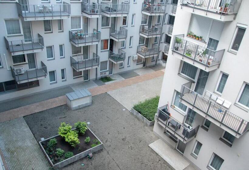 Perhestudio, Keleti Apart