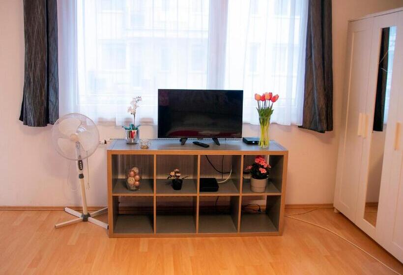 Standard-studio, Keleti Apart