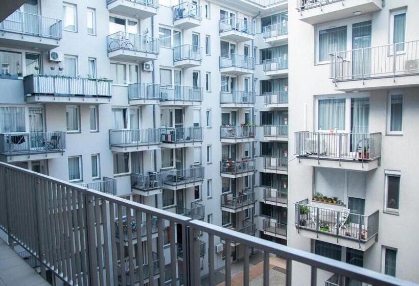 Perhestudio, Keleti Apart